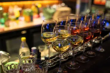 OMS alerta: bajos impuestos al alcohol y bebidas azucaradas elevan riesgos de obesidad y enfermedades crónicas