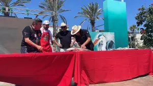 Los Cabos rompe récord Guinness con el sashimi más largo