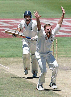 South Africa's Lance Klusener successfully appeals after trapping England captain Nasser Hussain (left) LBW for 16 runs during the fourth day of the 4th Test at the Newlands cricket ground, Cape Town on Wednesday