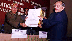 Union Minister for Consumer Affairs, Mr Shanta Kumar, giving away the Rajiv Gandhi National Quality Award to Mr P.K. Biswas of Mathura Refinery in the capital onThursday. - Photo by Vijender Tyagi.