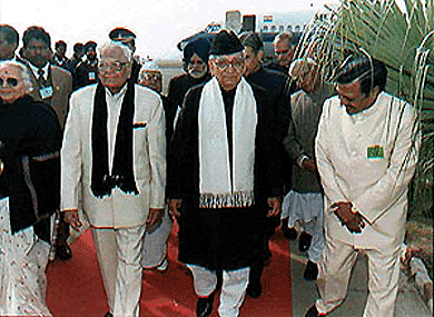 Mrs Suman Krishan Kant, Vice-President Krishan Kant, and former President, Mr R.Venkataraman, being recieved by the senior officers of Punjab, Haryana and Chandigarh Administration at the Chandigarh airport on Sunday
