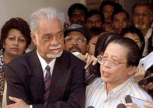Karpal Singh (left) looks on as Democratic Action Party (DAP) President Lim Kit Siang addresses journalists after a trial in Kuala Lumpur on Friday