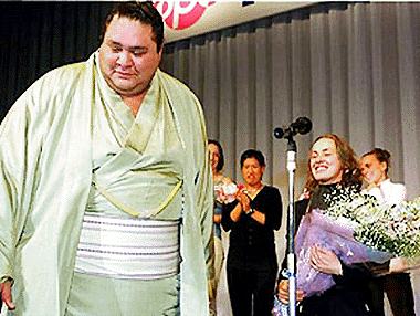   TOKYO : Martina Hingis of Switzerland reacts after receiving a bouquet of flowers from sumo grand champion Akebono during a reception for the participants of the Toray Pan Pacific Open tennis tournament at a Tokyo hotel on Monday night.  The women's tennis tournament opens in Tokyo Tuesday, Feb. 1. Applauding between Hingis and Akebono, or Chad Rowan from Hawaii, is Tamarine Tanasugarn of Thailand. AP/PTI