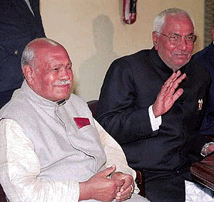 Haryana Chief Minister Om Prakash Chautala with Haryana State BJP president Om Prakash Grover announcing seat sharing pact for the forthcoming Haryana Assembly Elections, at a Press conference in New Delhi on Sunday night