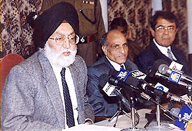 Chief Election Commissioner M.S. Gill addressing a press conference at Raj Bhavan in Patna on Friday.   PTI 