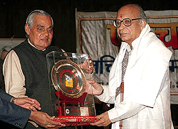 Prime Minister Atal Bihari Vajpayee presenting "Paanchjanya Nachiketa Award" to veteran journalist Bhagwati Kumar Sharma for his contribution in the field of journalism, at a function in New Delhi on Friday