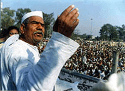 BKU leader Mahendra Singh Tikait addresses a kisan panchayat at Begum Hazrat Mahal Park in Lucknow on Sunday