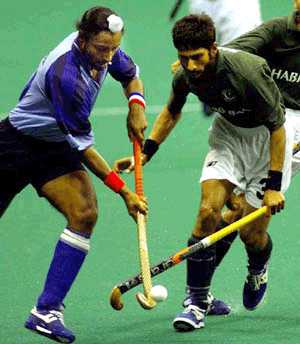 Baljit Singh Dillon (left)of India and Muhammad Tariq Imran of Pakistan vie for the ball during their match in the 10th Sultan Azlan Shah Cup hockey in Kuala Lumpur Friday