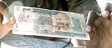 A fake currency note of Rs 500 denomination being shown to reporters. Fake currency has been seized from some passengers aboard the Samjhauta Express during the past couple of days PTI photo