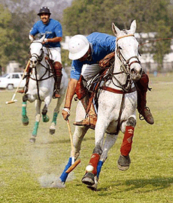 An exciting moment of the final of H.T. Polo 2000 tournament between Oberoi Blues and Army at Jaipur Polo ground in New Delhi on Sunday