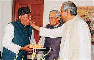 BJD President Naveen Patnaik offers sweets to INLD chief O.P. Chautala while Prime Minister A.B. Vajpayee looks on at the Prime Ministers residence in New Delhi on Monday after the BJD-BJP alliance swept the Assembly election in Orissa