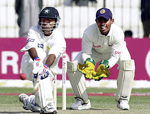 Pakistani skipper Saeed Anwar (L) plays to complete his fifty runs on the third day of the 2nd Test in Pakistani northwestern city Peshawar on Monday