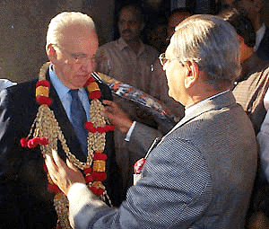    BANGALORE : MEDIA TYCOON RUPERT MURDOCH CALLED ON KARNATAKA CHIEF MINISTER S.M.KRISHNA IN BANGALORE ON MONDAY. PTI PHOTO