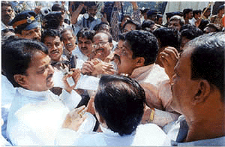 Opposition Legislators from Sen-BJP sat on a dharna and gheraoed the Maharashtra Chief Minister Vilasrao Deshmukh to demand immediate payment to onion and cotton growers in the State of Maharashtra