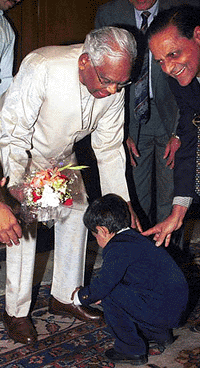 Three-year-old computer whiz kid, Master Ajay Puri seeks the blessings of President K. R. Narayanan at Rashtrapati Bhavan on Saturday