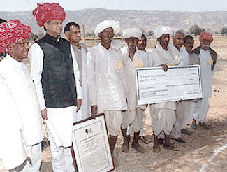 President K. R. Narayanan (extreme left) and Rajasthan Chief Minister Ashok Gehlot with members of Bhaonta-Koylala Grama Sabha after presenting the Joseph C. John-Down to Earth award for excellent community achievement in environmental management at Alwar district, Rajasthan on Tuesday