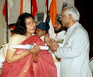 President K.R. Narayanan presenting the Padma Shri award to Smt Santosh Yadav, first and the only woman in the world to climb Mt Everest twice, at a function in Rashtrapati Bhavan in New Delhi on Thursday