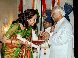President K. R. Narayanan presenting the Padma Shri award to Hema Malini, renowned film actress of bollywood, at a function in Rashtrapati Bhavan in New Delhi on Thursday