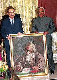 President K. R. Narayanan presenting a portrait of Rabindranath Tagore to Bulent Ecevit, Prime Minister of Turkey at Rashtrapathi Bhavan in New Delhi on Friday, Mr Bulent Ecevit is a Tagore scholar and has translated Gitanjali into Turkish