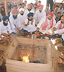 Activists of National Akali Dal perform a yagya for salvation of the 35 Sikhs killed by militants at Chattsinghpura in Kashmir at the historic Kalka ji temple in New Delhi on Sunday