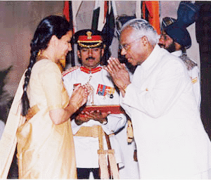 Alka Ahuja, wife of Sqn Ldr Ajay Ahuja, receives the Vir Chakra posthumously for her husband from President K.R. Narayanan in an investiture ceremony held at Rashtrapati Bhavan in New Delhi on Thursday