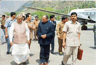 Prime Minister Atal Bihari Vajpayee with Himachal Pradesh Chief Minister Prof. Prem Kumar Dhumal at Kullu on Friday