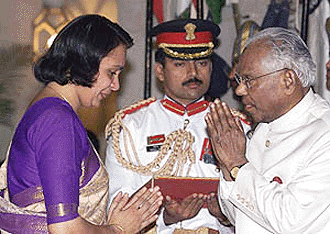 President K.R. Narayanan presenting the Vir Chakra (posthumous) to Ms Jaleja Vishwanathan, wife of Lieut Col Ramakrishanan Vishwanathan at the defence investiture ceremony at Rashtrapati Bhavan in New Delhi on Tuesday