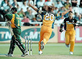 Australian bowler Shane Lee jubilates after dismissing South African opening batsman Gary Kirsten (left) for 34 runs in the second one-day international cricket match played at Newlands Cricket Stadium, Cape Town, on Friday. Australian wicketkeeper Adam Gilchrist (right) runs to congratulate Lee.  