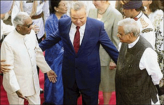 President K.R. Narayanan, Uzbekistan President Islam Karimov and Prime Minister Atal Behari Vajpayee take their positions before posing for photographers during an official welcome ceremony at the Presidential Palace in New Delhi on Monday