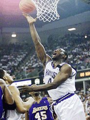 Sacramento Kings forward Chris Webber goes under the basket as Los Angeles Lakers players look on