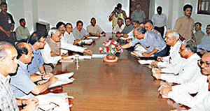 Representatives of the working journalists meeting the Prime Minister Atal Behari Vajapayee and Information & broadcasting minister Arun Jetley in New Delhi on Thursday in connection with the Manisana Commission, looking into the pay revision for newspaper workers