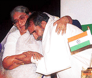 Roop Lal consoling the mother of fly Lt. Sudhir Tyagi another POW still in Pakistan jail, at a function in New Delhi on Thursday