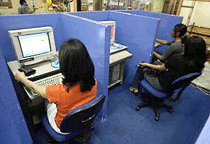 Users log in at an Internet kiosk on Friday at one of Jakarta's shopping malls as many Internet kiosk owners opened their doors to customers reportedly unaware of the "ILOVEYOU" computer virus which has already struck more than 2.9 million computer files worldwide