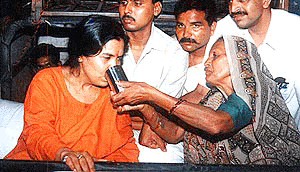 Former Union Minister and MP Ms Uma Bharti breaking her fast unto death in Bhopal on Sunday from the mother of daily wage employee Sunil Kahar who committed suicide on 31st December 1999