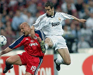 Real Madrid's Helguera (right) challenges for the ball with Bayern Munich's forward Carsten Jancker in their UEFA Champions League semifinal second leg match in Munich's Olympic stadium on Tuesday