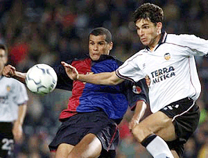 Barcelona's Brazilian Vitor Rivaldo (left) battles for the ball with Valencia's Mauricio Pellegrino (right) during a UEFA Champions' League semi-final, second leg, soccer match in Barcelona's Camp Nou stadium on Wednesday