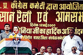 Congress President Sonia Gandhi addresses a Kisan rally in Indore on Friday. Also seen in the picture are senior Congress leaders Arjun Singh, Motilal Vora, Madhya Pradesh Chief Minister Digvijay Singh, MPCC President Radhakrishan Malviya and AICC General Secretary Prabha Rao