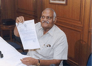 P. M. Rungta former Board President and former Cricket Finance Committee member shows a photocopy of the controversial letter written by I. S. Bindra to Dalmiya in 1996 at a Press conference in Mumbai