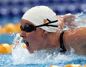 Susan O'Neill powers through the water on her way to setting a new world record for the Women's 200m Butterfly final at the Australian Olympic Selection swimming trials in Sydney