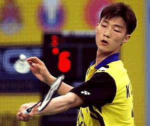 Lee Hyun Li of Korea returns a shot during the first game against Xia Xuanze of China in the semi-finals of the Thomas Cup tournament in Kuala Lumpur, 18 May 2000. Xia defeated Lee 15-6,15-5