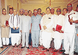 President K. R. Narayanan and Union HRD Minister M. M. Joshi posing for a photograph with the recepients of the "Hindi Sevi Samman Yojana" award at a function in New Delhi on Friday
