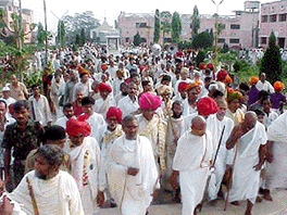 Muniraj Acharya Shree Vijayarajendra, Vijaya Rajshekhar, Vijaya Ratnakar Surishwerejee holding a holy procession of thousands of national and international Muniraj and Sadhwimandal coming from Kalikund-Gujrat by foot cover up 2500 KM and enter Sammet Shikharajee in Giridih district in Bihar state