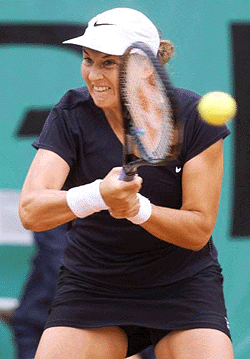 US Monica Seles hits a return to Swiss Emmanuelle Gagliardi during their second round match