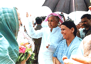 RJD chief Laloo Prasad Yadav and Bihar Chief Minister Rabri Devi welcome Congress President Sonia Gandhi at Patna airport on Saturday