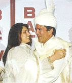 Mumbai: Former filmstar Rajesh Khanna being felicitated by his ex-wife and actress Dimple Kapadia on his entry into television in the serial "Batwara"