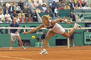 Romanian Ruxandra Dragomir stretches late for a passing shot during her fourth round match v Swiss Martina Hingis, 04 June 2000 at the French Open in Roland Garros in Paris. Hingis won 6-3, 0-6, 6-1. � AFP photo