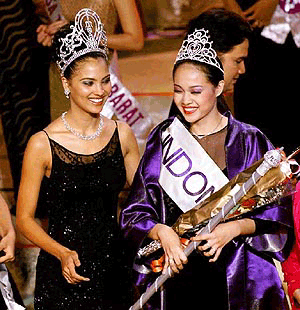 Miss Universe 2000 Lara Dutta, from India, (left) congratulates the new Miss Indonesia Bernika Irnadianis Ifada (right) after the Miss Indonesia 2000 pageant in Jakarta on Saturday