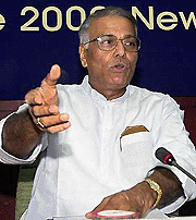 Indian Finance Minister Yashwant Sinha gestures while addressing a meeting of the state chief ministers and finance ministers in New Delhi on Thursday. Sinha urged the state government to pull their weight in reducing the country's heavy fiscal deficit, saying "problems in the finances of state governments have a bearing on the long-term sustainability of the national fiscal situation".�  AFP photo