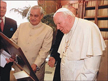 Pope John Paul II looks at the gift received from Prime Minister Atal Behari Vajpayee