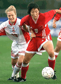 USA : Amy Walsh,left, of Canada struggles to keep up with China's Yan Jin during their Gold Cup match on Monday, in Hershey